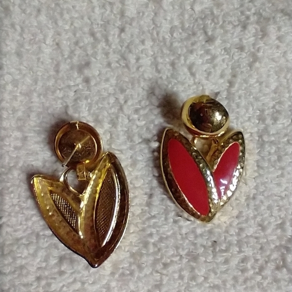 Goldtone red ♥️ leaf 🌿🍀 shape post earrings no backs - Picture 3 of 3